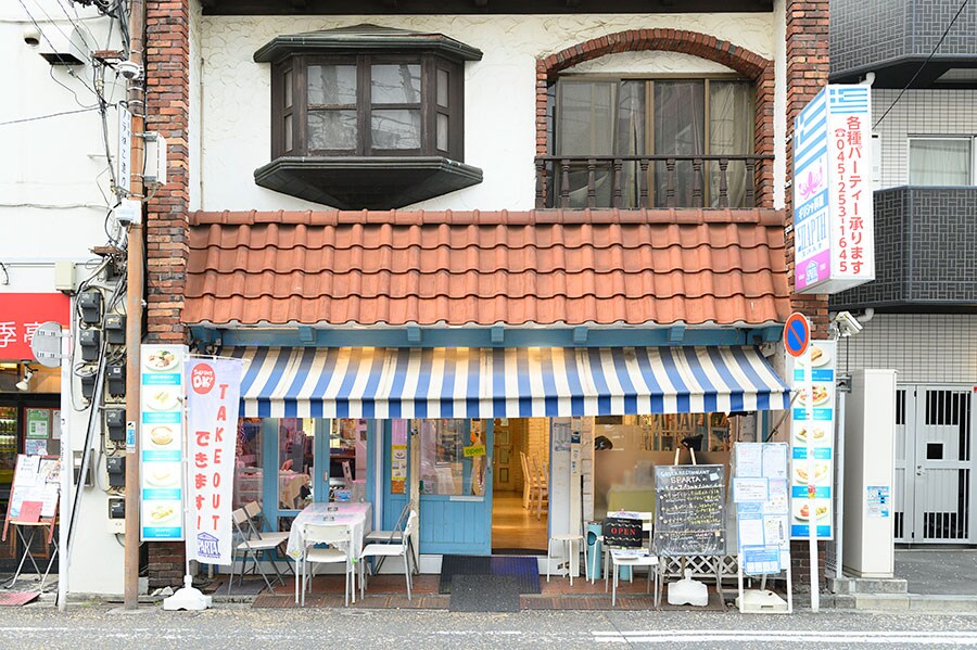 日本では数少ない本格ギリシャ料理店「スパルタ」。赤い瓦に青と白のギリシャカラーの屋根が目印です。