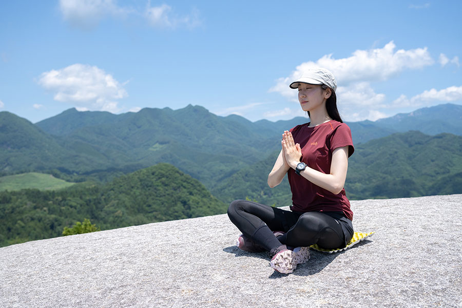 弥三郎岳の見晴らしの良いスポットで深呼吸をしながら瞑想ヨガを。