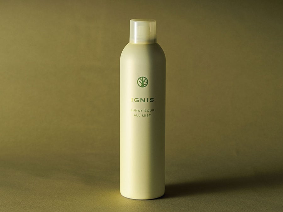 温泉水と白神山水をたっぷり配合したきめ細やかなミストで、乾きがちな肌や髪に潤いを補給。爽やかなシトラスの香り。サ二ーサワー オールミスト 300g 3,300円／イグニス