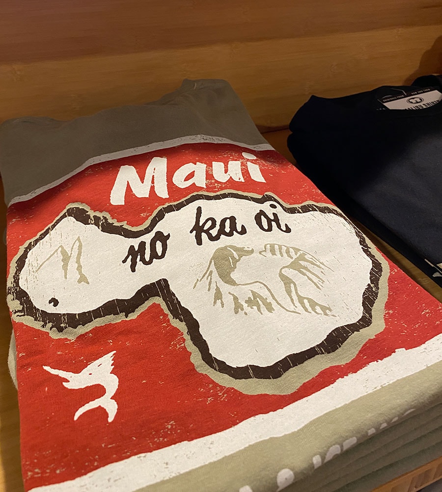 「マウイ最高」を表す慣用句「Maui No Ka Oi」の言葉が書かれたヴィンテージシックなTシャツ 32ドル。