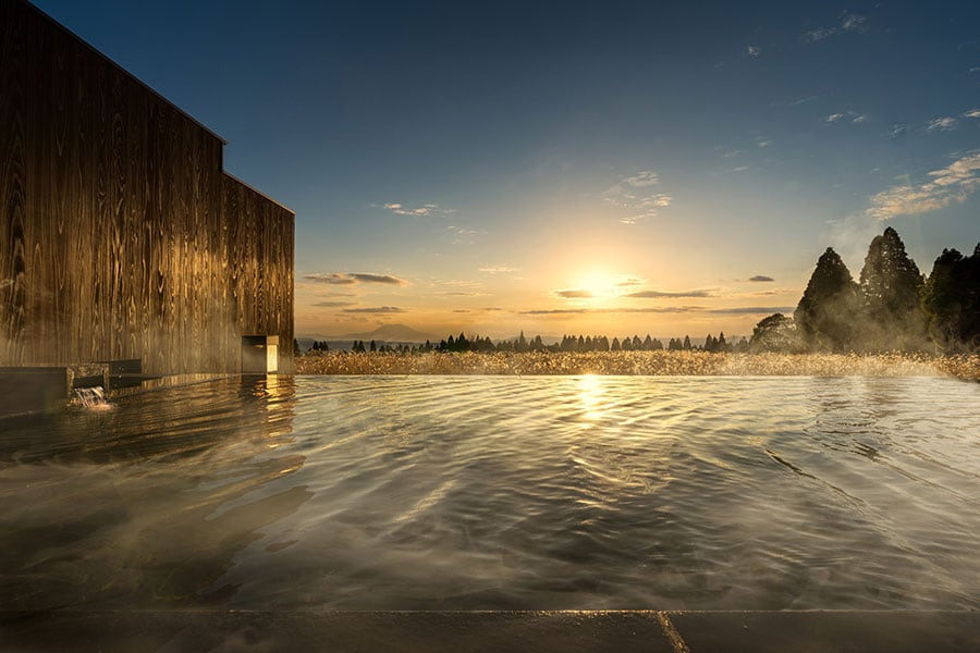 界 霧島の露天風呂からの景観。夕陽と、雄大な桜島のシルエットという絶妙の組み合わせが楽しめる。