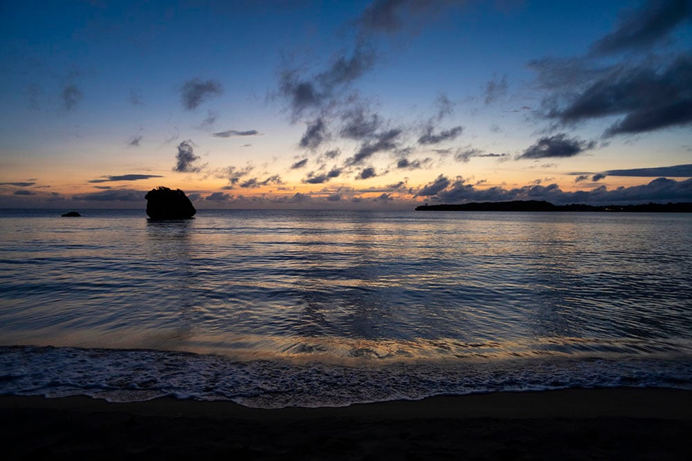 幻想的な夕暮れどきの西表島・月ヶ浜。