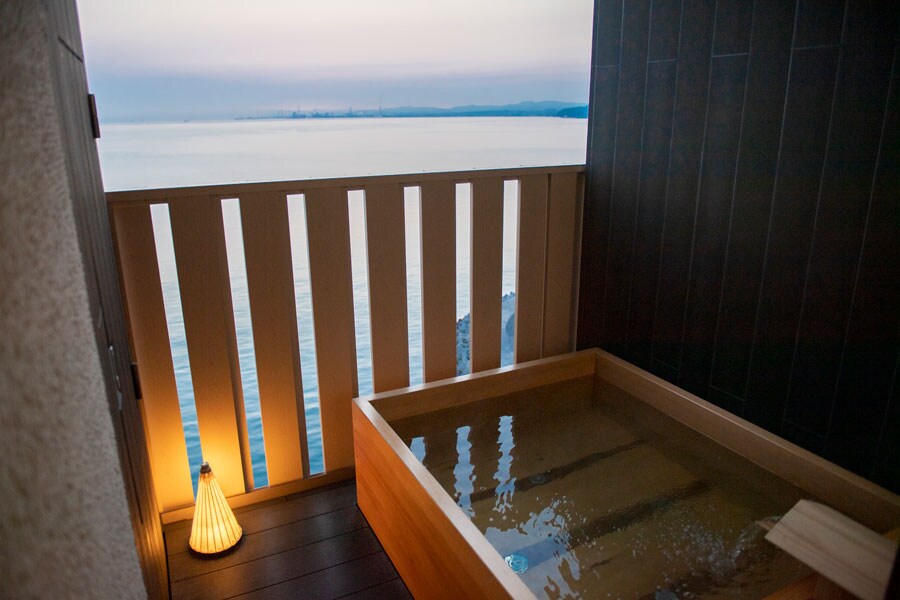 特別室の露天風呂はゆったりサイズの檜風呂。別府湾を眺めながら極上の湯浴みを。