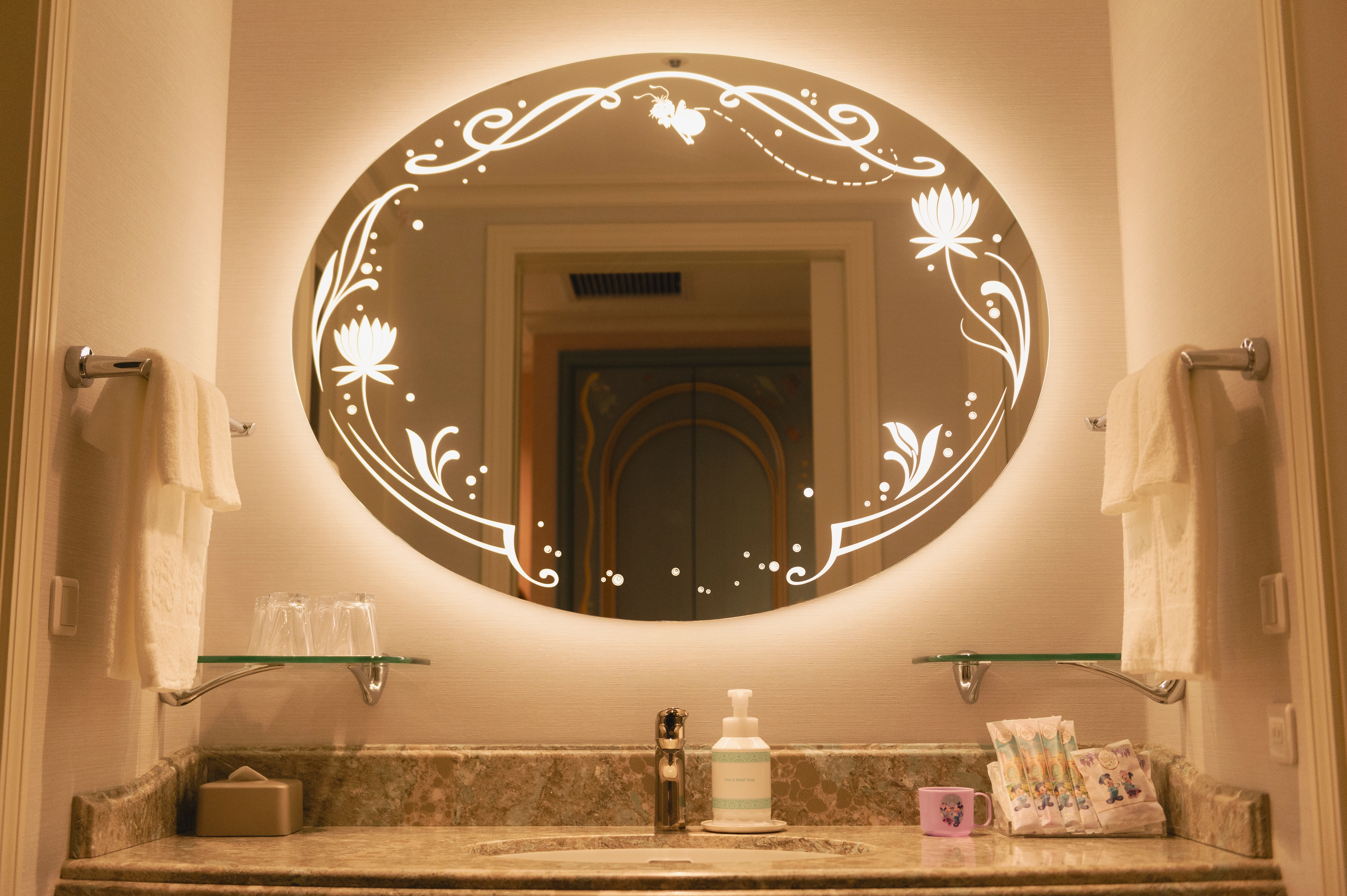 洗面所の鏡は照明にもこだわりが。プリンセス気分を味わえる。