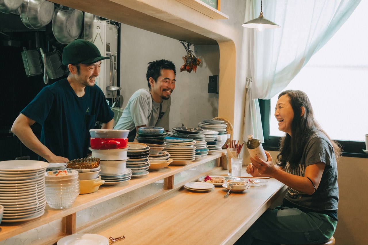 出田晃司さん（奥）と米森浩紀さん（手前）。