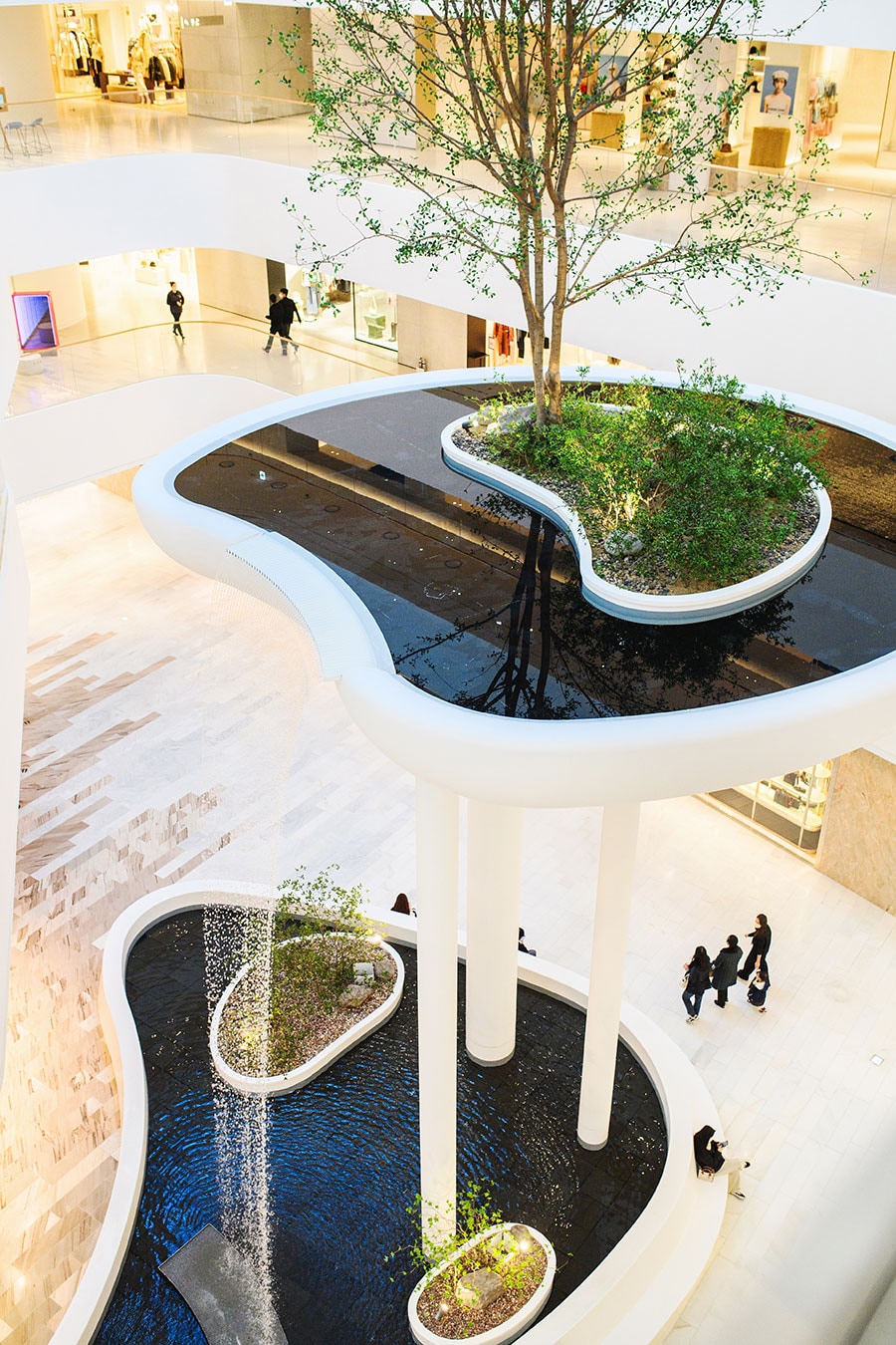 建物面積のうち半分がボタニカル空間という、百貨店のイメージを覆した設計。写真は滝が流れるアイコンスポットのウォーターフォール・ガーデン。©榎本麻美