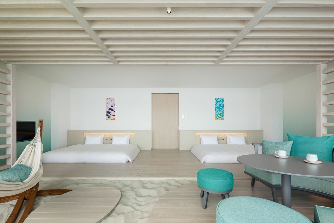 ゆとりのあるベッドサイド。ヘッドボードにはもちろん「ふぐ」。