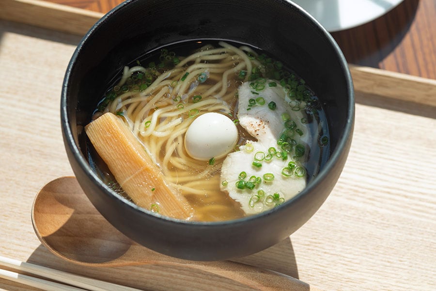 「鶏とあごだしのラーメン」は「ブレックファストブッフェ」（7,700円）、「アメリカンブレックファスト」（6,300円）のメイン料理でチョイス可能。