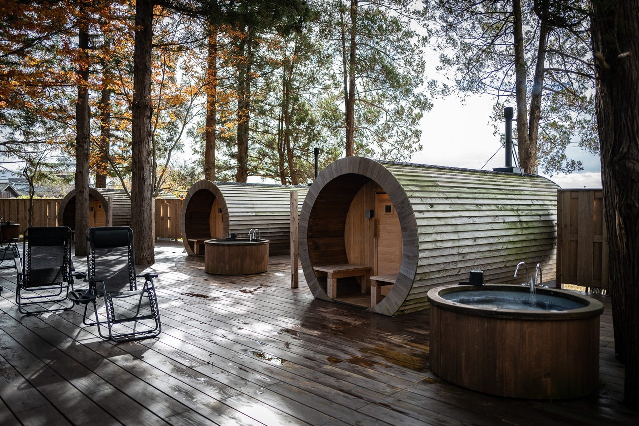 季節の移ろいも感じられる森の中のサウナ。シェアプラン（6名まで共有）150分、1名につき平日2,200円〜、休日3,300円〜。