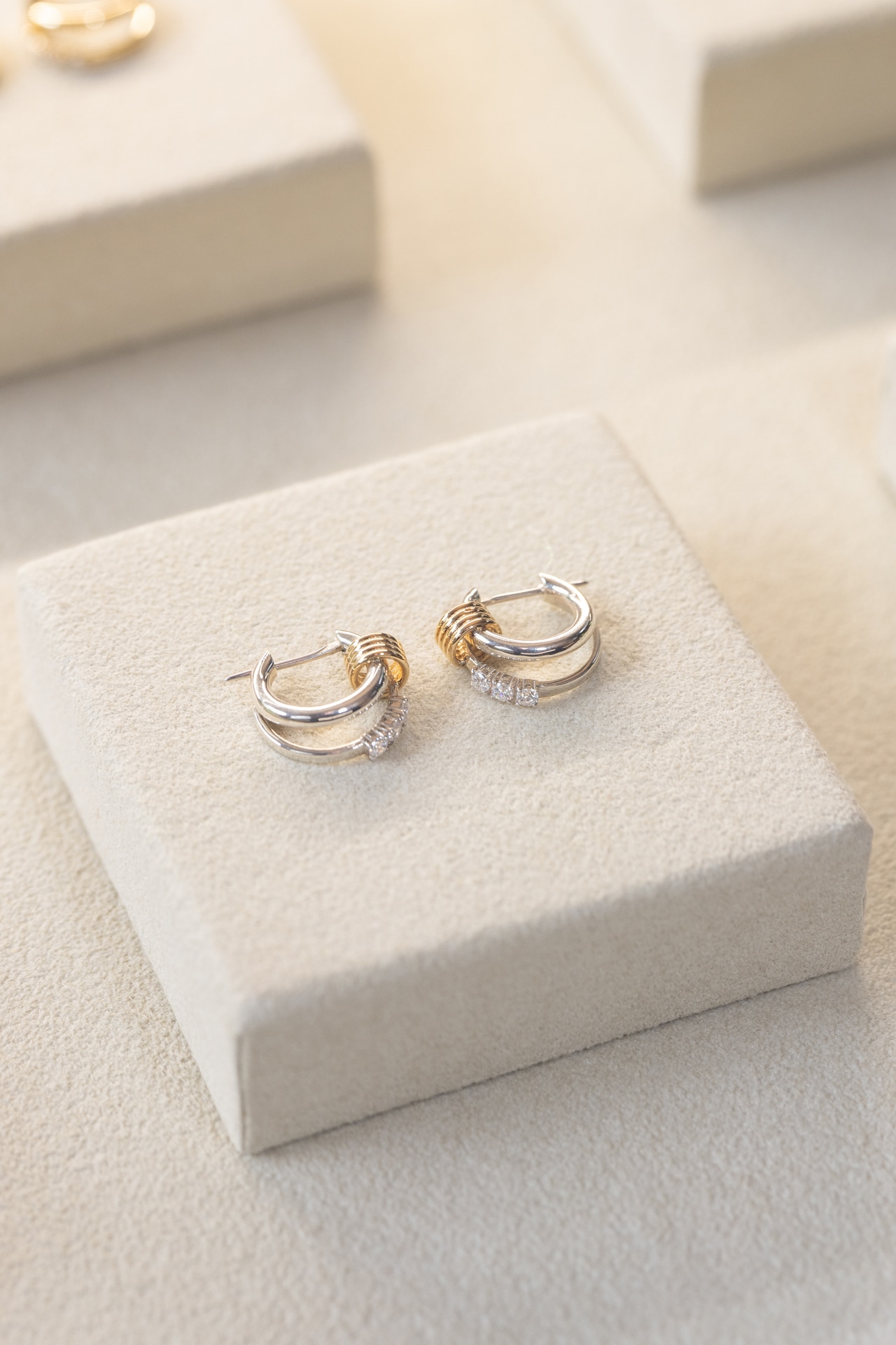  bague collection　complète trilogie pierce（18Kとスターリングシルバー、ジルコニア）／￥83,160（2piece）。