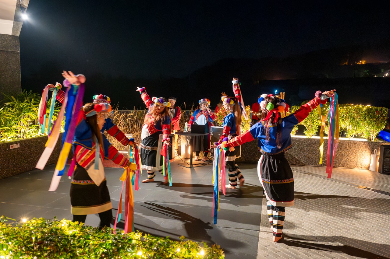 カラフルな伝統衣装に身を包んだ舞踊チーム。