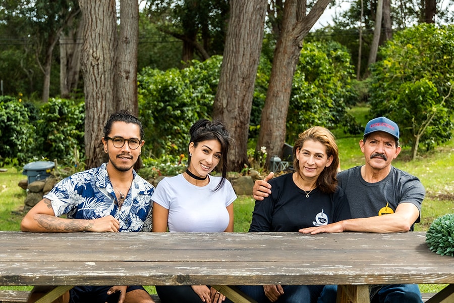 ミランダさん一家。右から、ホセさん、ベルタさん、マリアさん。左はワシントン州からの研修生。