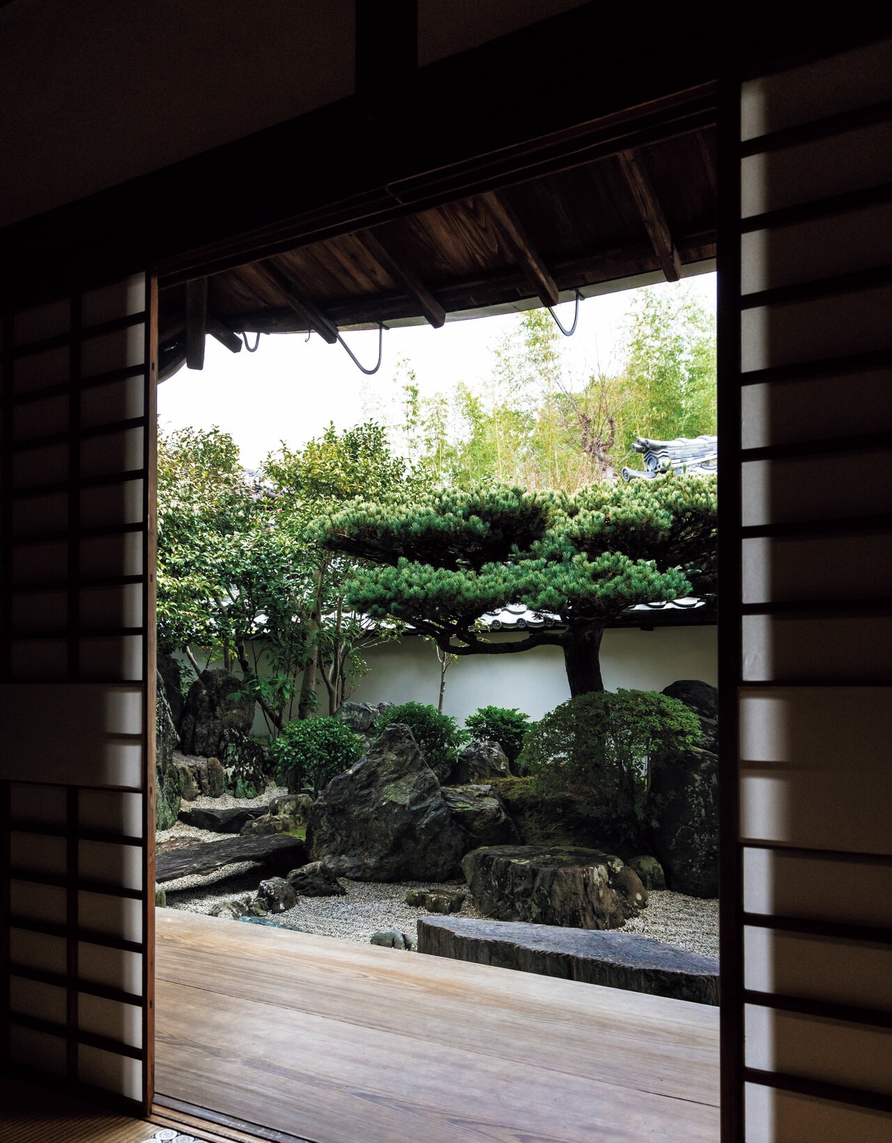 「書院の間」から覗く「上の石庭」。千利休が豊臣秀吉のため、手前の平らな「沈香石」の上に花を生けたという逸話が残る。