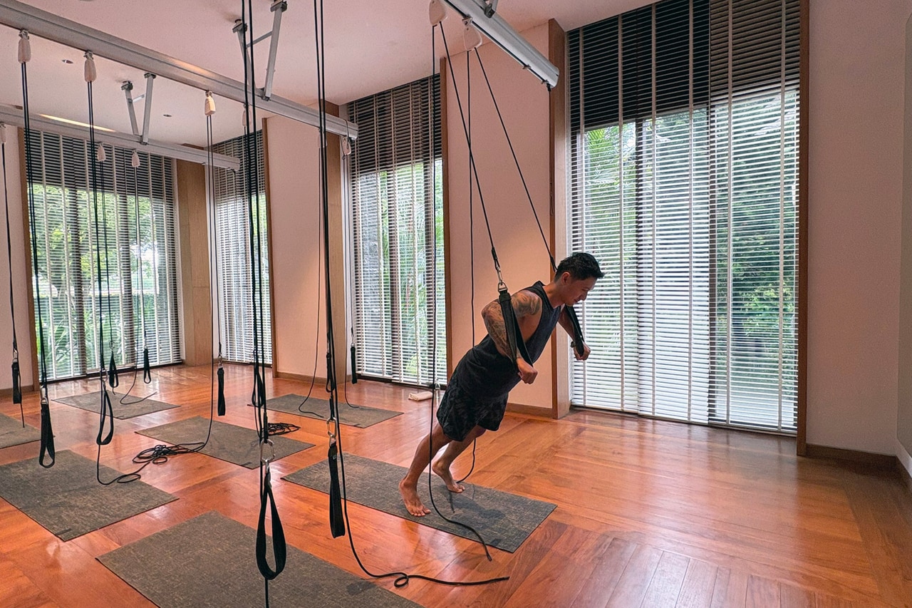 日替わりのエクササイズのひとつ、サスペンション フィットネス トレーニング。無理なくストレッチができます。