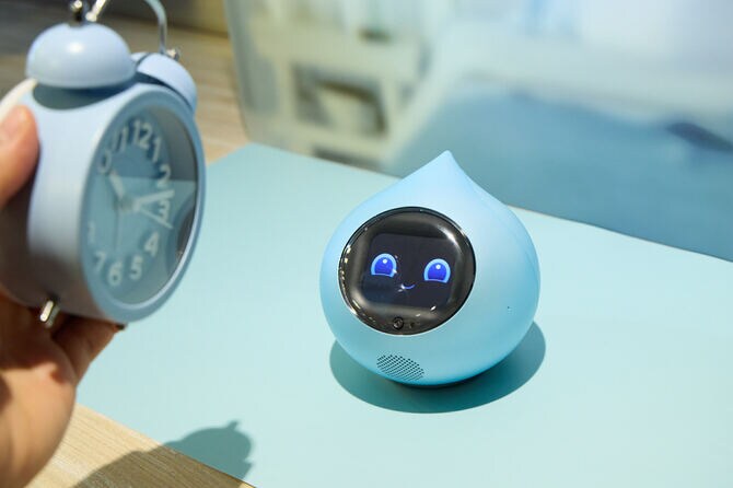 新しく搭載された「視角機能」で人が持っているものを判別し、それについての会話をすることが可能。