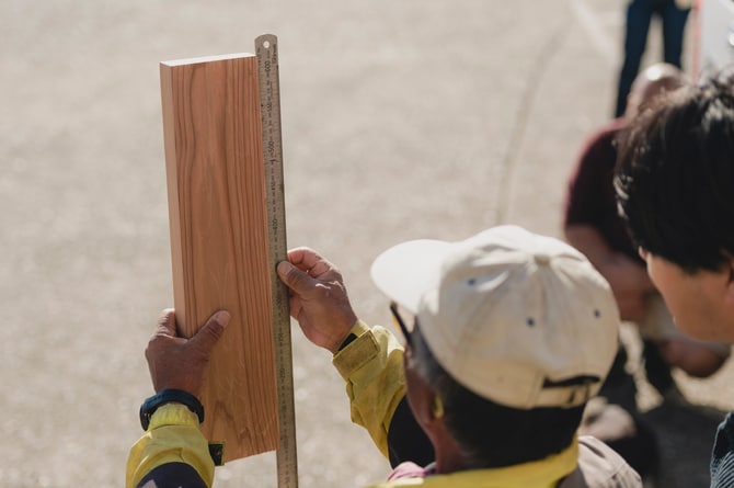 型に合わせて確認し、数㎜単位を調整しながらカンナで板を削る。