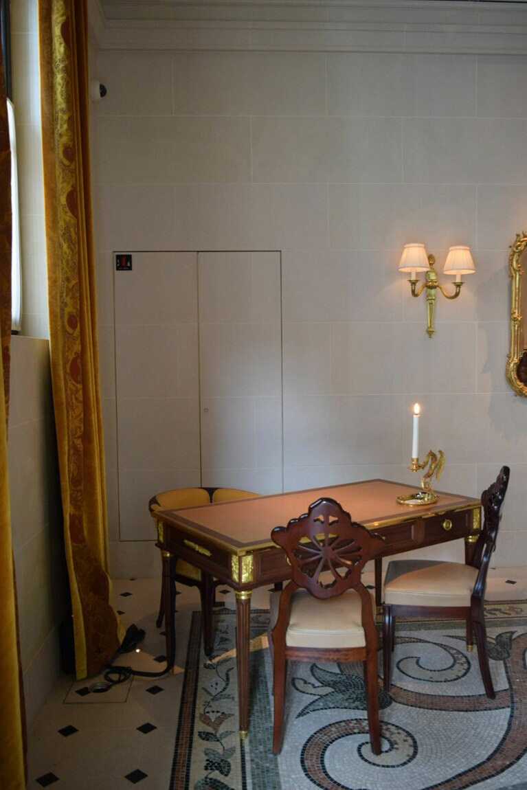 レセプションスペースの一角。19世紀のものを再現したというモザイク床。