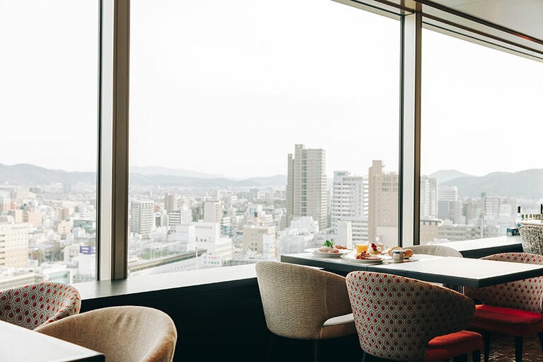 朝食の会場はダイニング＆バー「アプローズ」。フレンチのプリドールと同じく19階で逆サイドのタウンビュウ。アメリカンブレックファースト、和朝食 各2,662円。