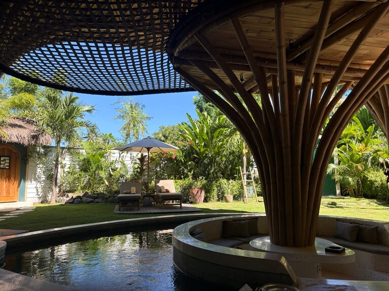 12平方メートルのプライベートプールの中央にソファエリアが置かれたデザイン。