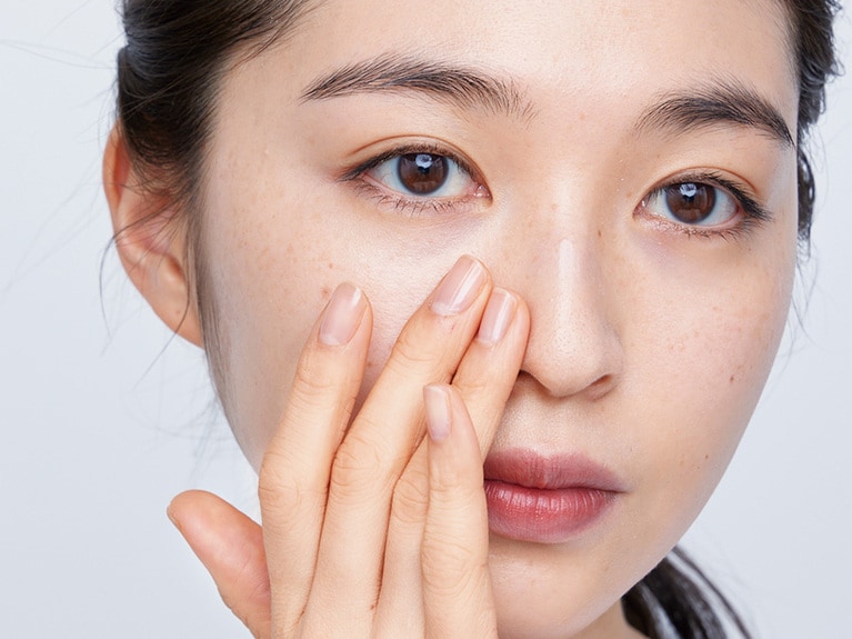 角栓が気になる小鼻まわり はグリグリこすりがちで、赤みや毛穴開きの原因に。指の腹でなでるだけが◎。