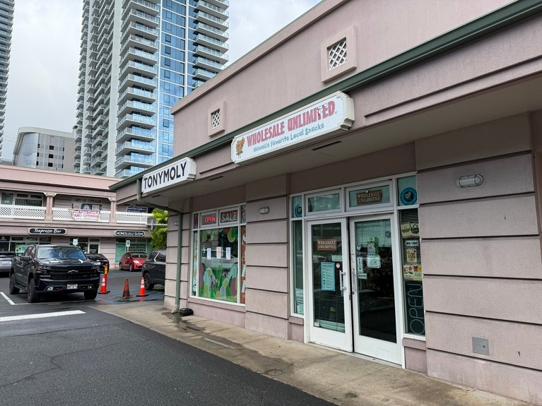 場所はアラモアナセンターの裏、ウォールマートの向かいです。