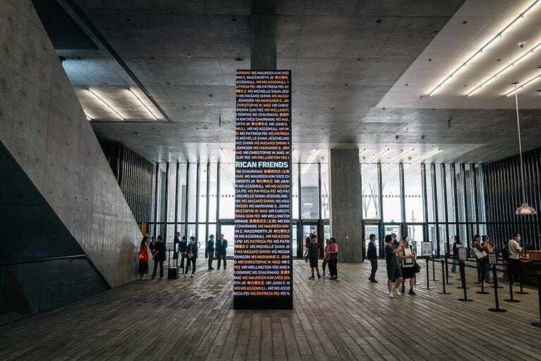 寄付や作品を寄贈した人たちの名前が、中村勇吾によってデジタルアートに。