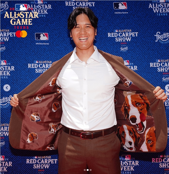 2024年7月、レッドカーペットで着用したジャケットの裏地には愛犬・デコピンがびっしりと（MLB JAPANのインスタグラムより）