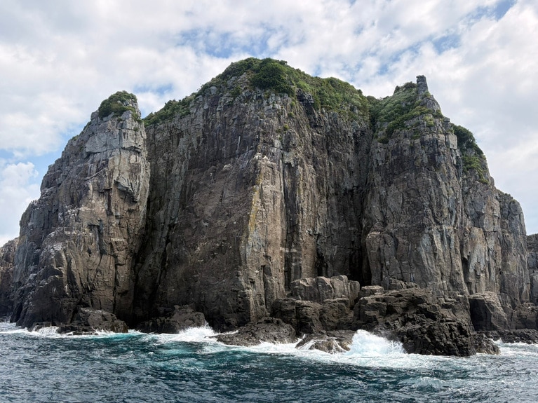 人気の釣りスポットである、荒々しい岩島。見る角度によって豪快さも変わります。