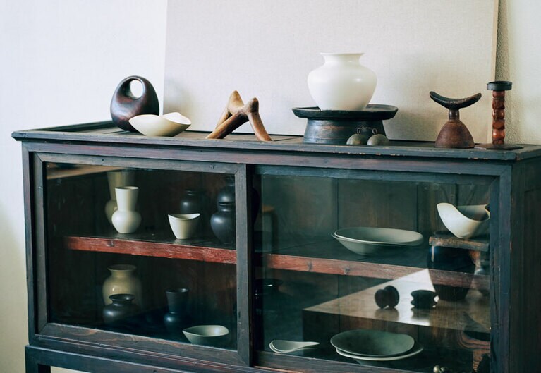 棚上中央の白い壺は早朝の霧をイメージ。ラウンドベースL・フォグW300,000。