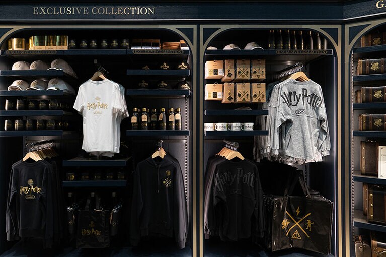 Tシャツやシャツなどアパレルも多彩な展開。