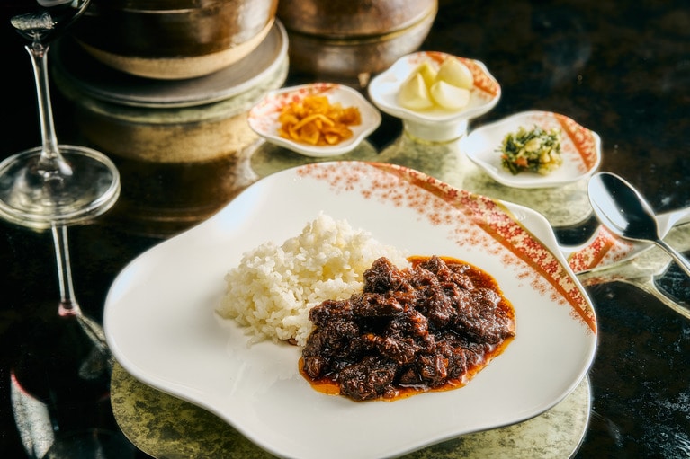 スペシャリティ バー＆レストラン「DRIFTWOOD（ドリフトウッド）」のメニューのひとつ、「ハヤシライス」。