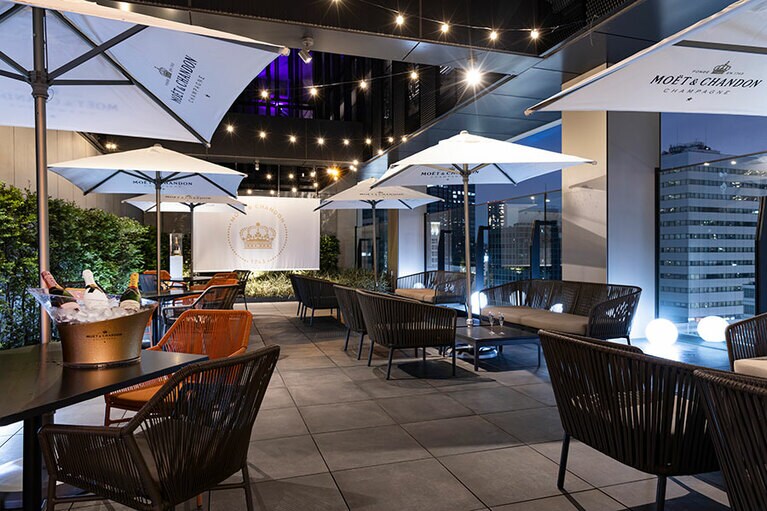 「シャンパンガーデンfeat. モエ・エ・シャンドン」の会場となるのは、涼やかな白のパラソルが印象的な「モエ・エ・シャンドン」のデコレーションが施された、ルーフトップバー「PLATFORM9」。