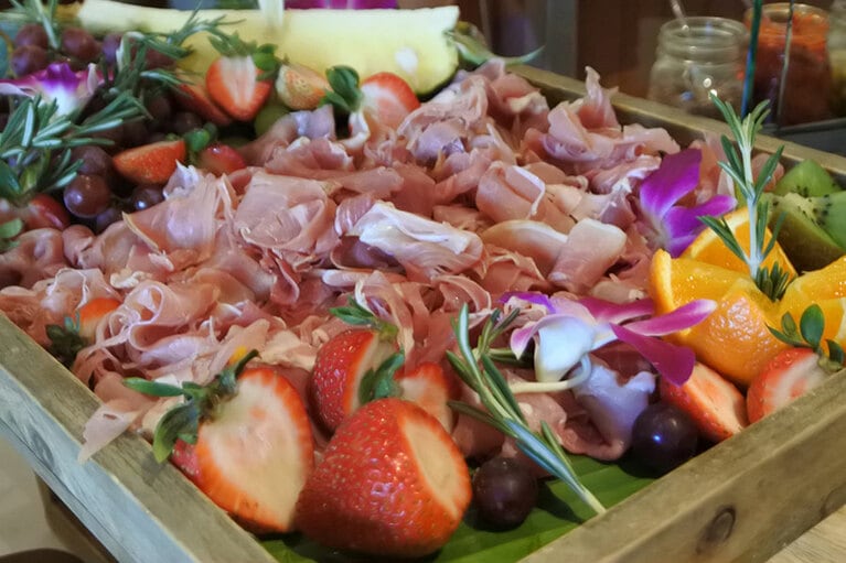 ワインと一緒にシャルキュトリーも。