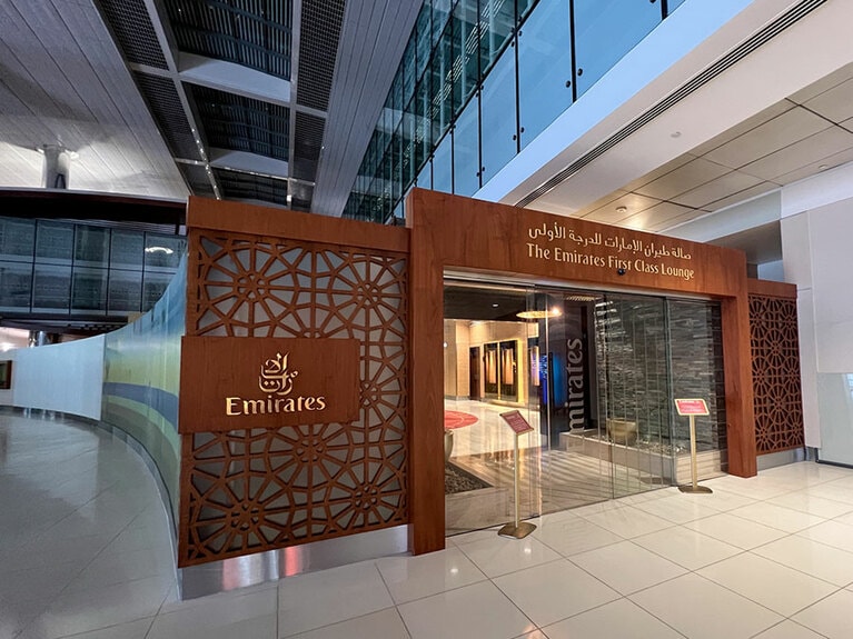 コンコースBのファーストクラスラウンジのエントランス。ゆるやかにカーブして奥まで続いていて、外からでも規模の大きさがわかる。