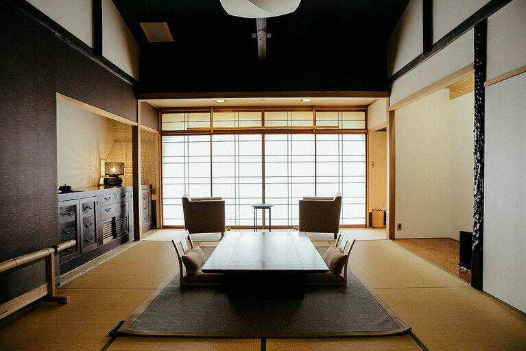 ひとりで宿泊可能な4室のうち、坪庭に面した「す」の部屋。客室は全8室、自家源泉の部屋風呂付き。