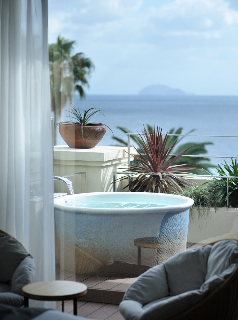 エグゼクティブルーム「ザ・サザンスイート」の気分爽快なアウトドアバス。宿泊ゲストには、6種から好きな香りを選べるバスソルトの無料サービスも。