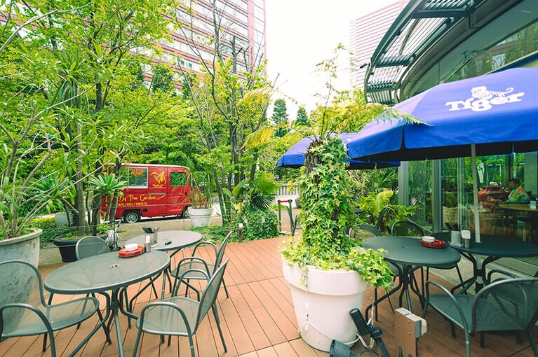 車や人の往来を気にせず過ごせるテラス。