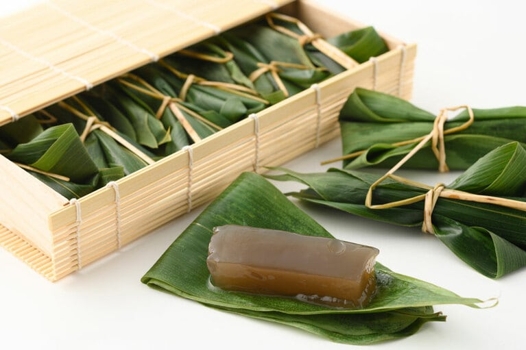 文の助茶屋「笹包みわらびもち 祥緑（10本）竹すだれかご入り」3,780円（10本入）。※夏季限定販売／京都府