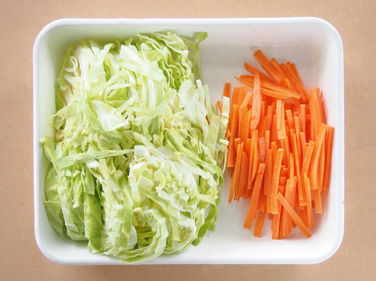春キャベツ、人参は千切りに。