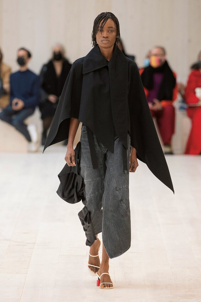 ケープ 281,600円、デニム 187,000円／ロエベ(ロエベ ジャパン クライアントサービス)