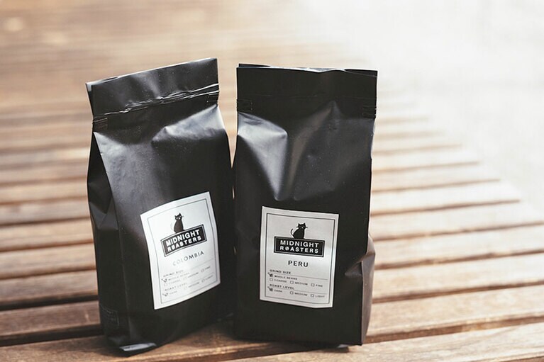 売店で販売されている「MIDNIGHT ROASTERS」のコーヒー豆は、生豆を温泉水で洗い、焙煎したもの。1,200～1,400円。