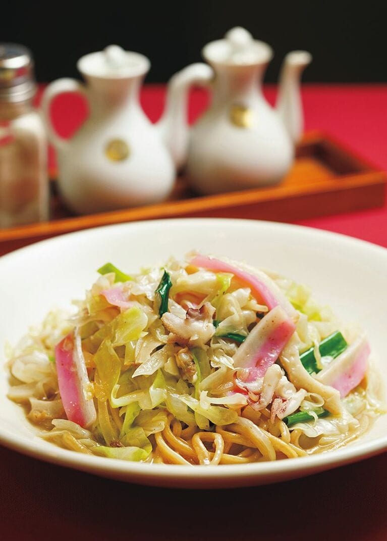 吉村は最初、トロッとあんがかかった細いパリパリ麺を食べていたが、女将さんに勧められ太麺派に転向（950円）。　撮影＝橋本篤