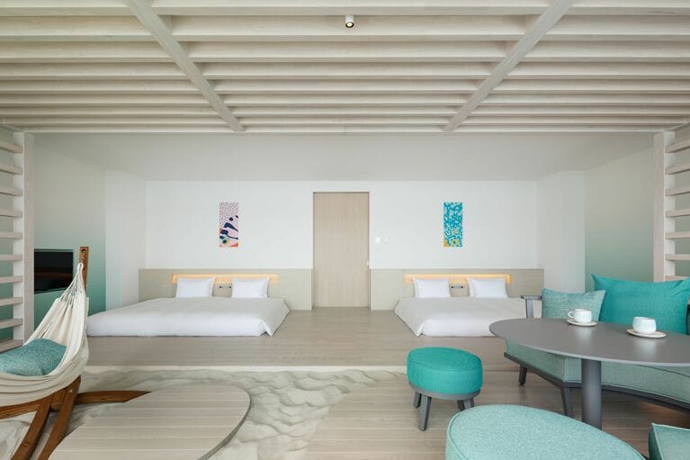 ゆとりのあるベッドサイド。ヘッドボードにはもちろん「ふぐ」。