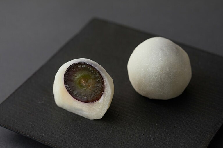 シンプルな大福の中にぶどうが。各日60点限り、1個411円。