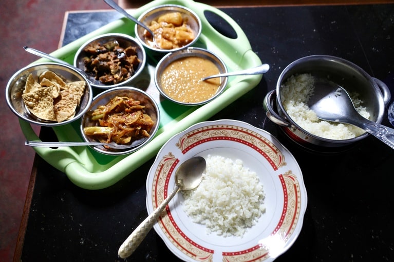 「DHATHA HOME FOODS」のベジタリアンカレーはボリュームたっぷり。