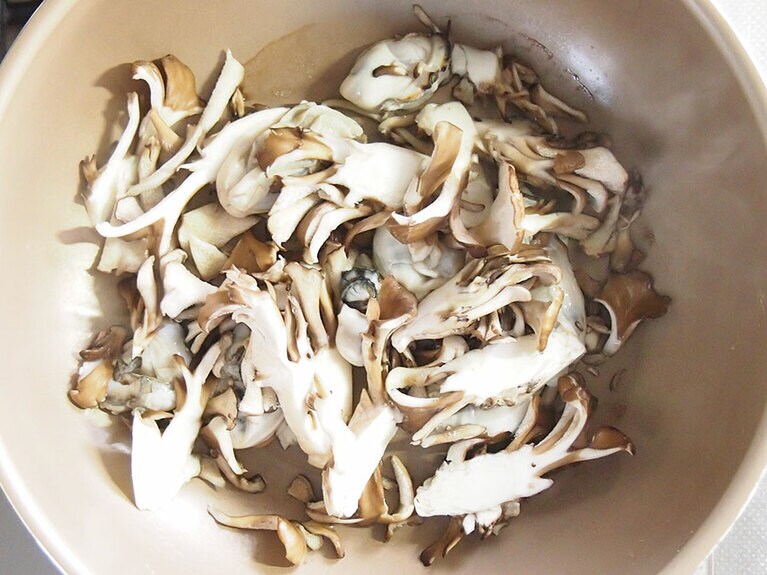 (3) フライパンにごま油を敷き、洗った牡蠣、舞茸を入れて炒めます。舞茸がしんなりしてきたら、醤油、オイスターソースを入れて味付けをします。