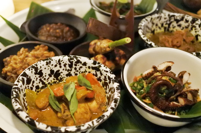 「コモ カリナリー オデッセイ」ではバリ島各地の伝統的な料理をコースで。カデック・シェフの丁寧な仕事ぶりが、どの料理からも伝わってきます。