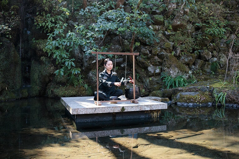 楽器の透き通った音色が嵐峡の自然に溶けていく。