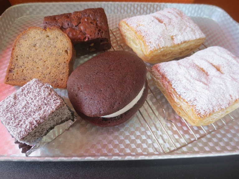 左上から時計回りに「チョコレートブラウニー」680円、「アップルパイ」380円、「ウーピーパイ」400円、「ラミントン」390円、「バナナブレッド」350円。商品価格は変動あり。