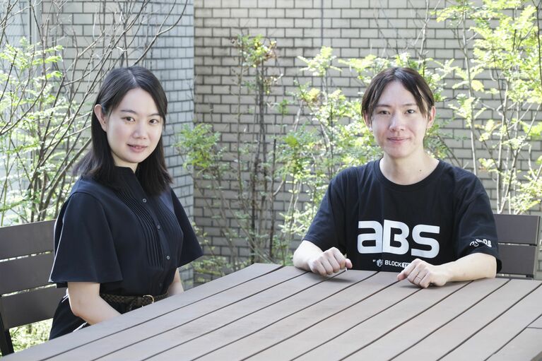 黒岩里奈さん（左）と安野貴博さん（右）